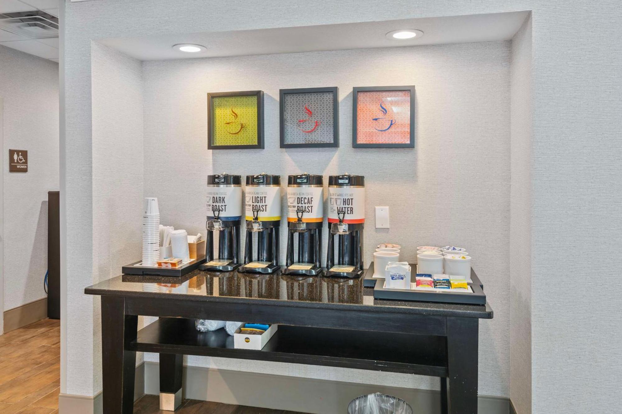 Hampton Inn Atlanta-Удсток Екстериор снимка